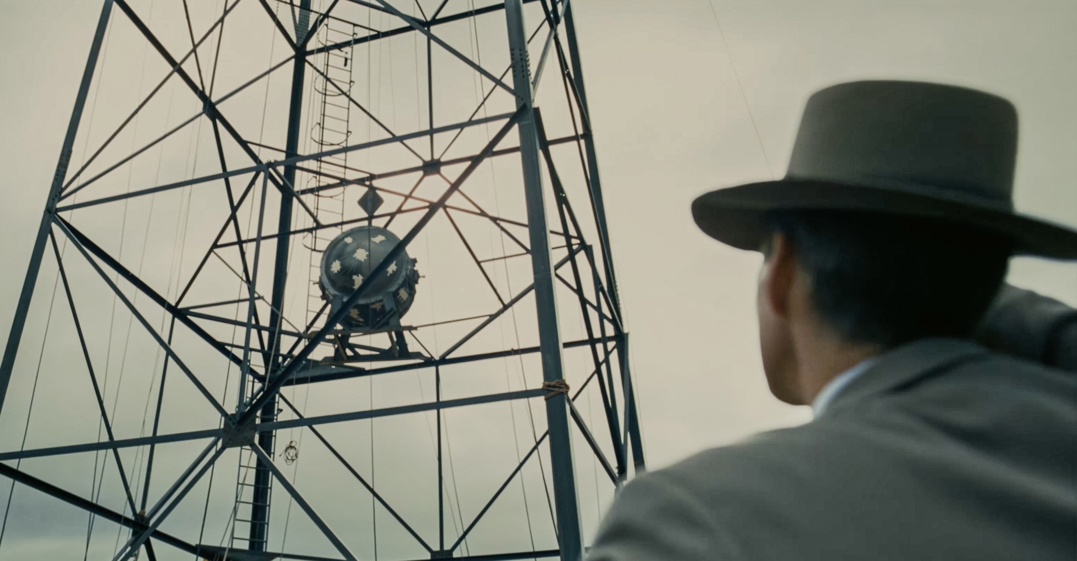 „Oppenheimer”, sau cum să strici un film excelent în 2 pași: acoperă toate scenele cu muzică și dă volumul la maximum