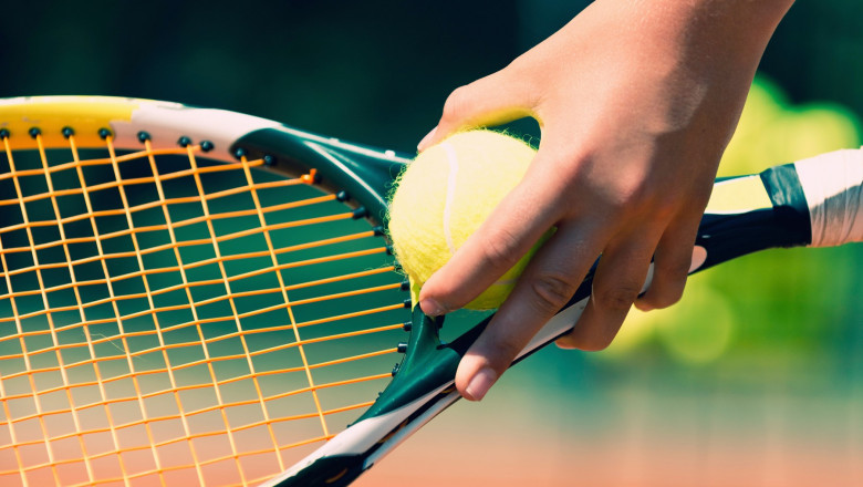 jucatoare de tenis cu racheta si minge in mana