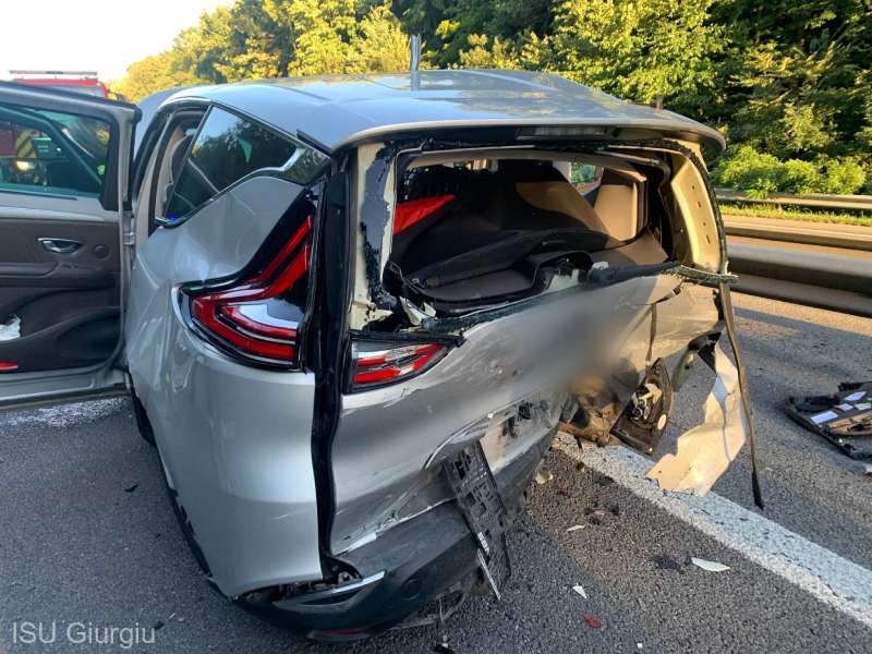 Un bărbat de 35 de ani şi un minor de 15 ani, răniți într-un accident pe A1