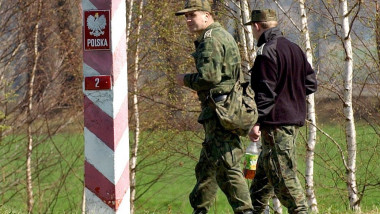 militari polonezi patruleaza la granita