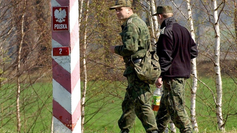 militari polonezi patruleaza la granita