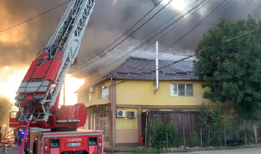 Incendiu puternic la o hală din Cluj-Napoca. Focul s-a extins la acoperişurile a două case