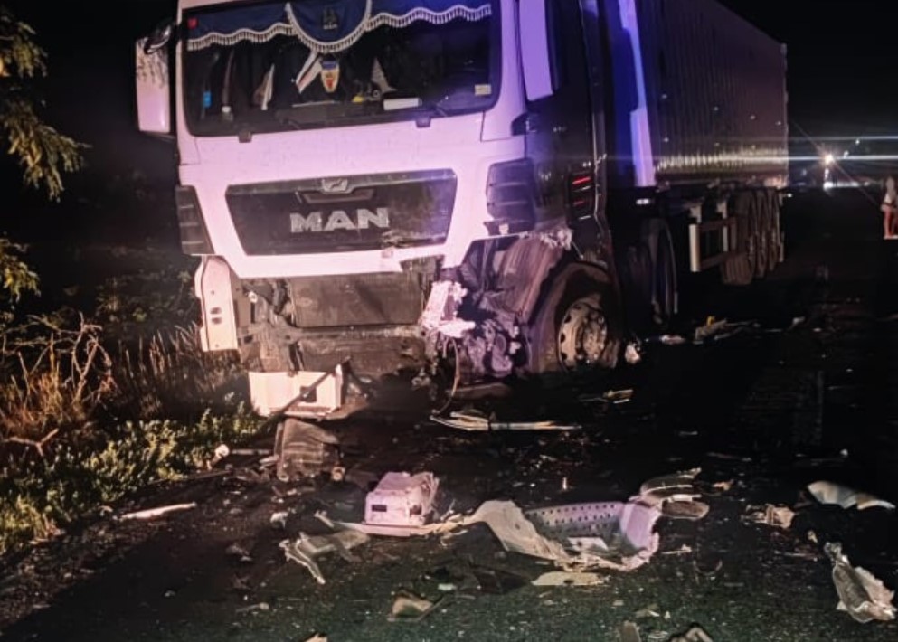 O fată de 16 ani şi tatăl ei au murit după ce maşina în care se aflau s-a ciocnit cu un TIR. Mama fetei este rănită grav