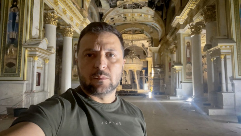 volodimir zelenski isi face un selfie in catedrala bombardata de rusi