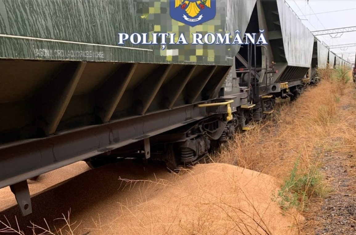 Aproape 10 tone de grâu au fost distruse de ploi, după ce 2 bărbaţi din Constanța au rupt sigiliile unor vagoane de marfă