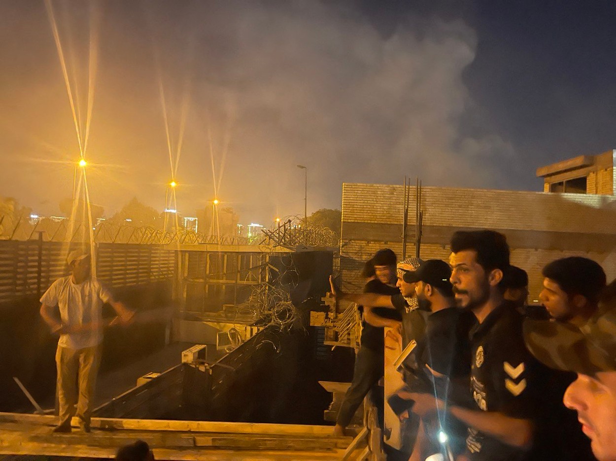 Ambasada Suediei din Irak a fost atacată. Irakienii i-au dat foc, drept răzbunare pentru arderea Coranului