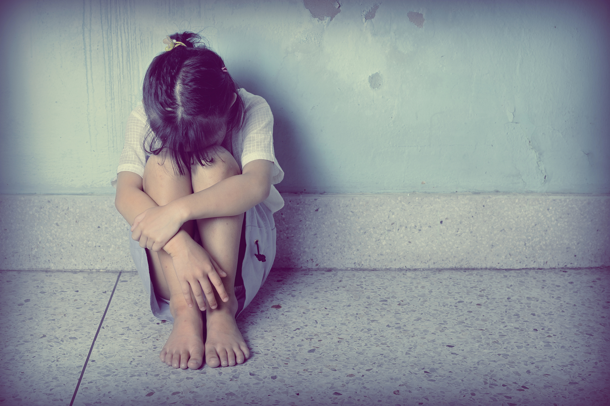 Fetiță de 7 ani, violată de un bărbat de 83 de ani din Dolj. Mama copilei a anunțat poliția