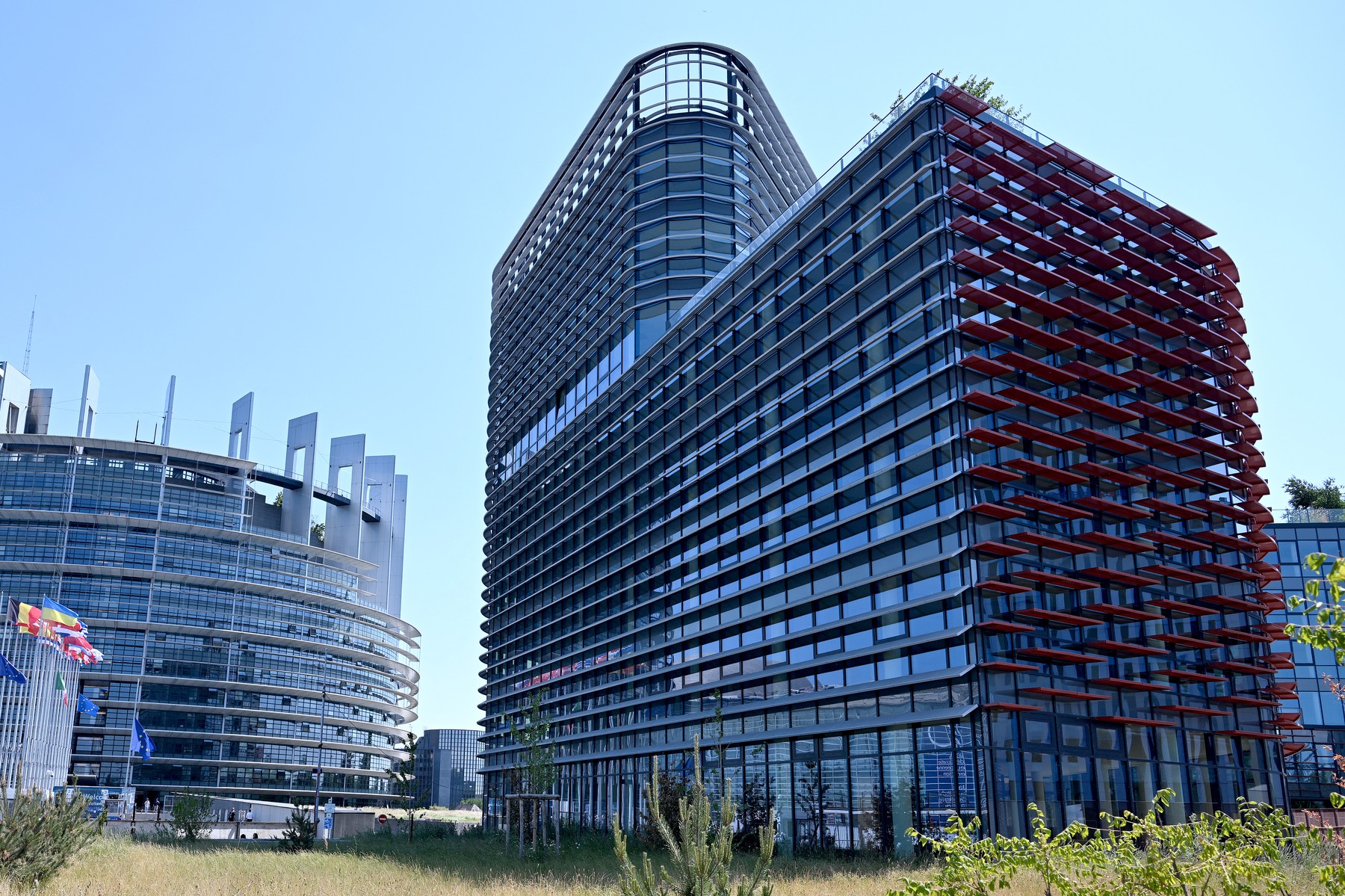 Guvernul francez a convins Parlamentul European să-și extindă prezența la Strasbourg. Decizia de a închiria o nouă clădire, contestată