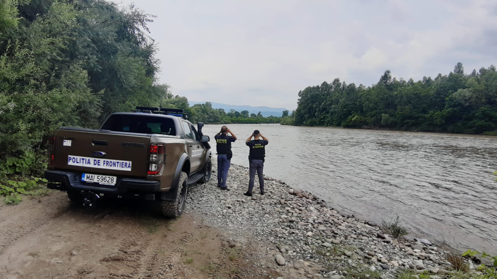 Polițiști de frontieră înjunghiați de traficanții de migranți. Unul dintre suspecți a fost prins, alți doi sunt căutați