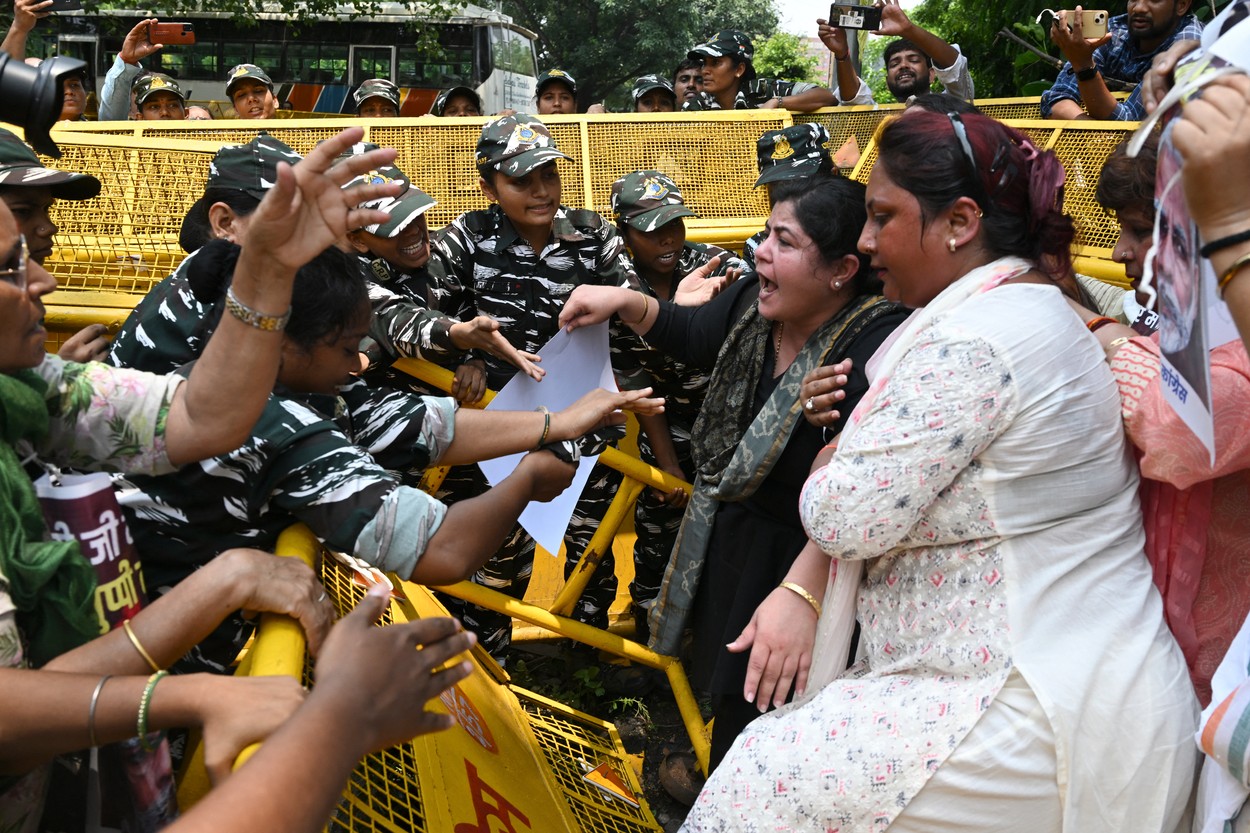 Revoltă și furie în India după ce un clip cu două femei dezbrăcate și plimbate forțat pe străzi de un grup de bărbați s-a viralizat