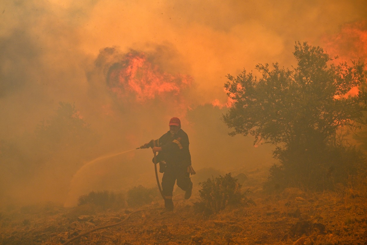 Pârjolită de incendii, Grecia este lovită de un nou val de caniculă. Lupta uriașă cu flăcările, în imagini