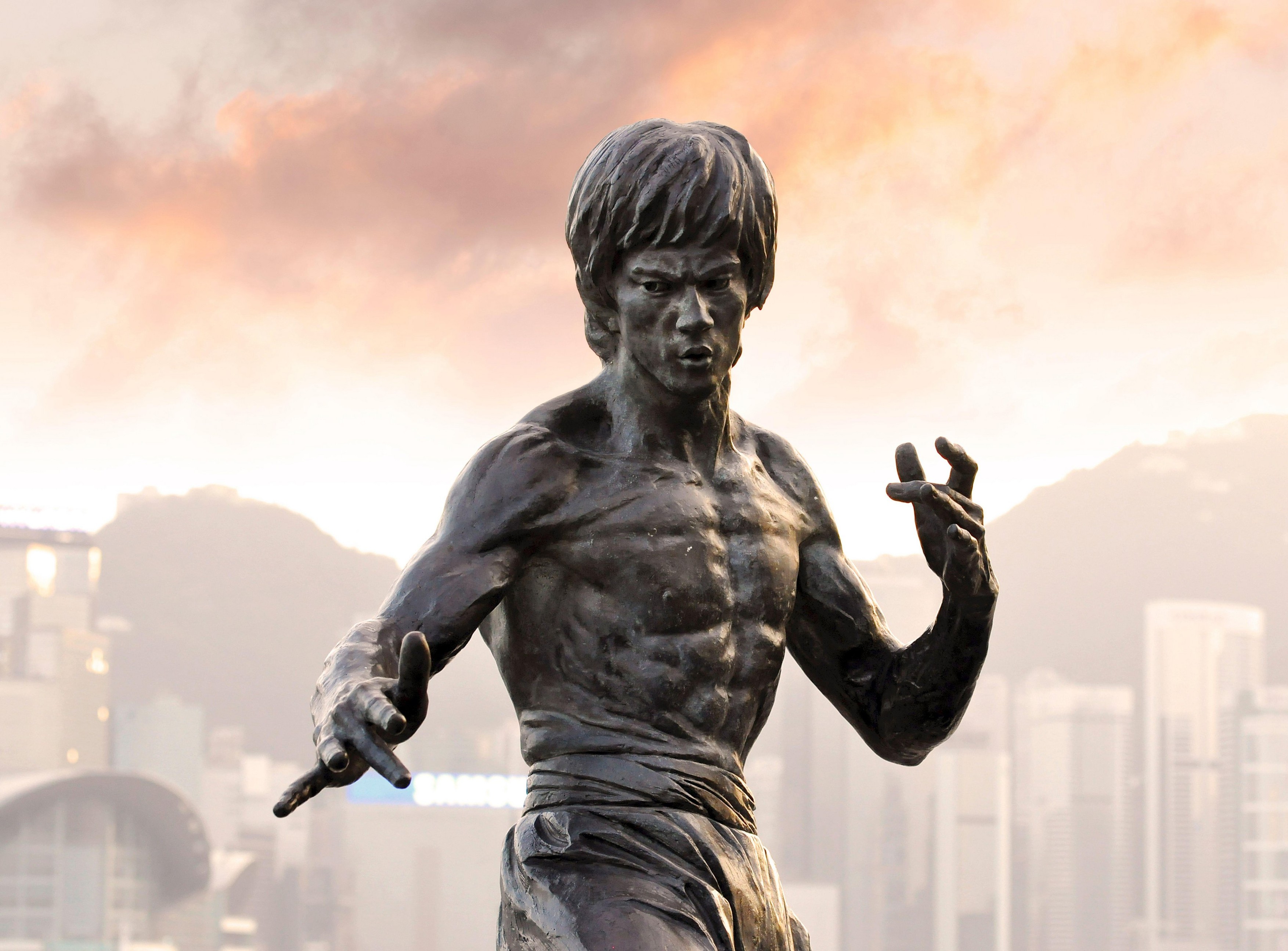 50 de ani de la moartea lui Bruce Lee: fanii îi aduc omagii legendarului actor