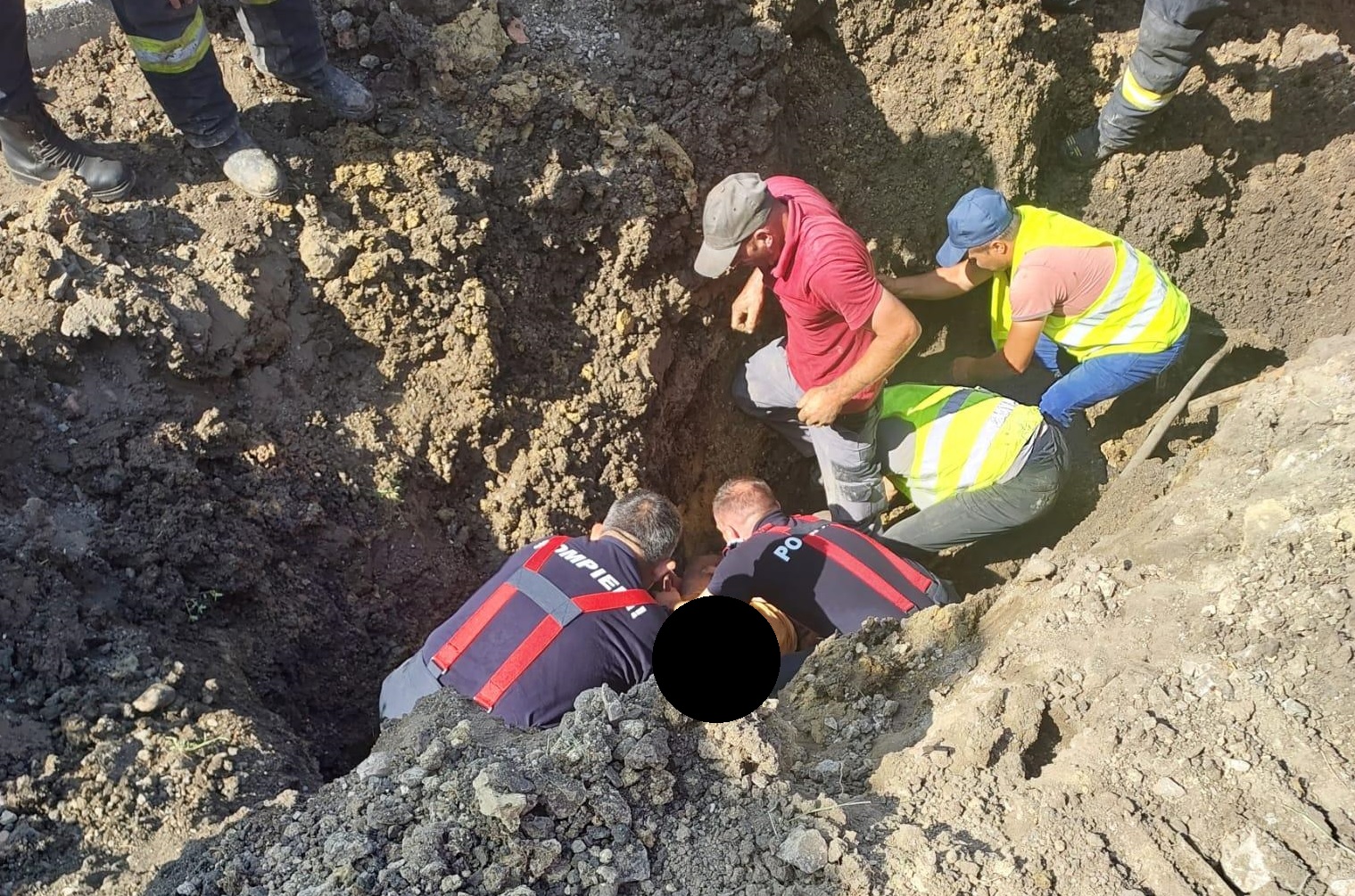Un muncitor a murit după ce a fost prins sub un mal de pământ, pe un șantier din Cluj
