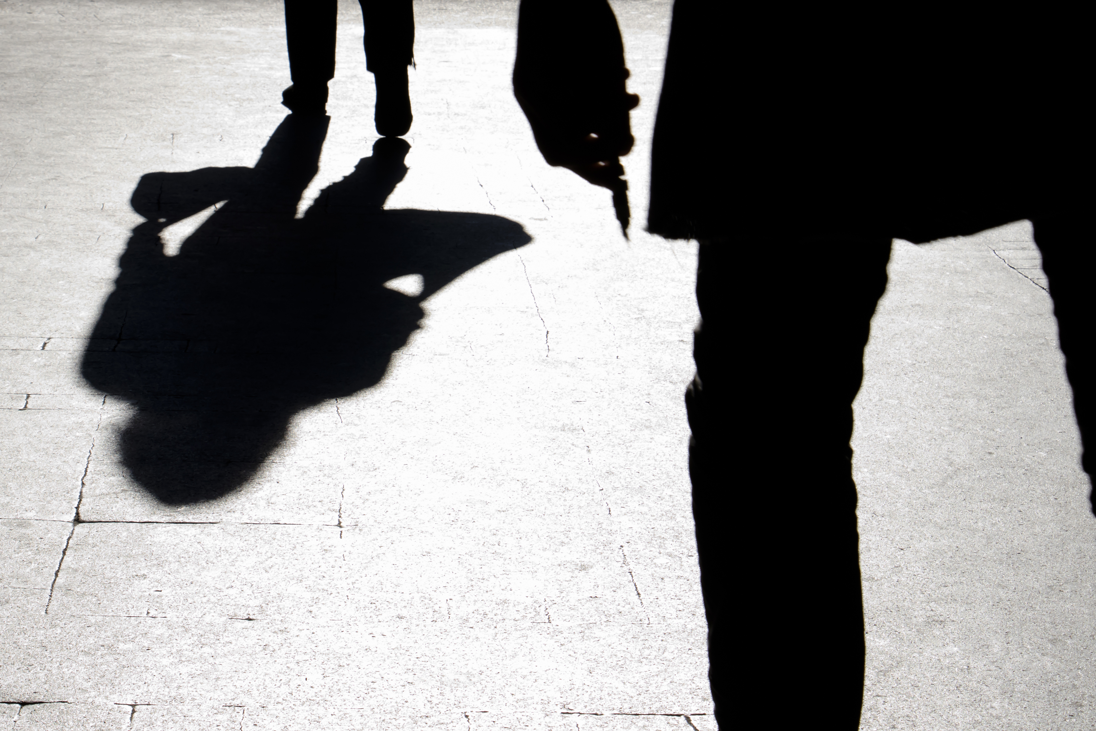 Bărbat arestat preventiv pentru că a amenințat cu cuțitul o tânără, ca să facă sex cu el. Victima a reușit să fugă