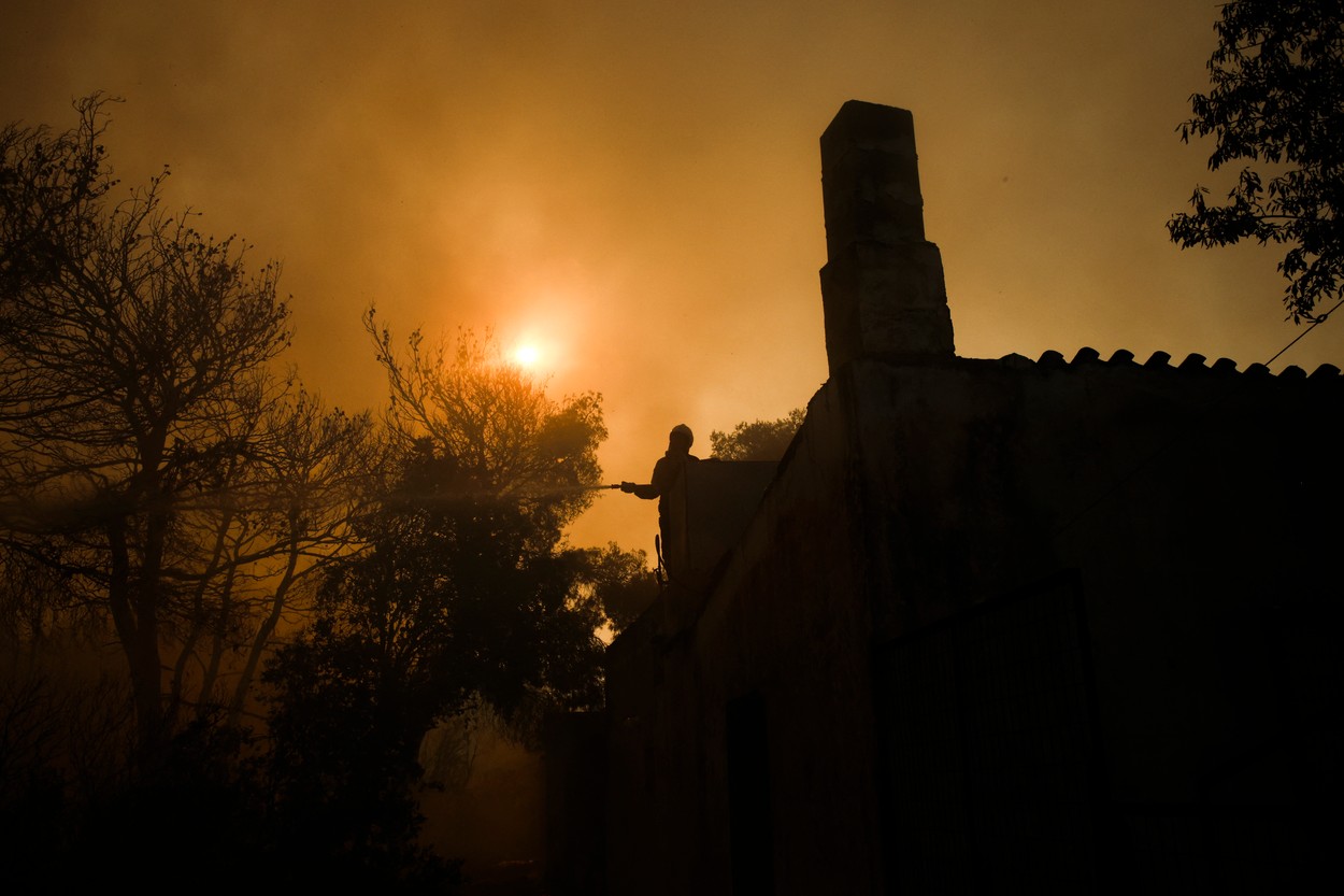 Vremea la extreme pe glob: Stare de urgență în Grecia din cauza incendiilor, în timp ce furtunile fac ravagii în Serbia
