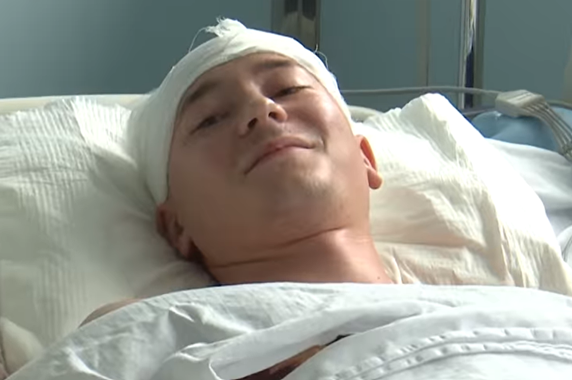 Povestea tânărului de 22 de ani din Bacău care și-a dat licența pe patul de spital, iar apoi a fost operat de urgență pe creier