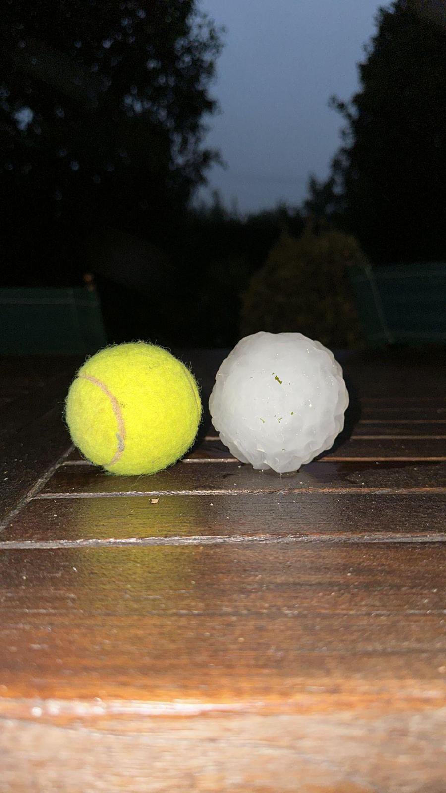 Grindină cât mingea de tenis în Italia. Peste 100 de persoane au fost rănite