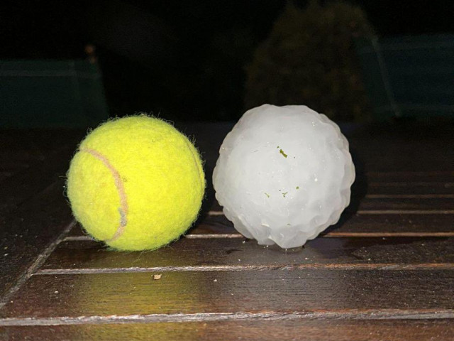 Saluta le dimensioni di palline da tennis in Italia.  Più di 100 persone sono rimaste ferite