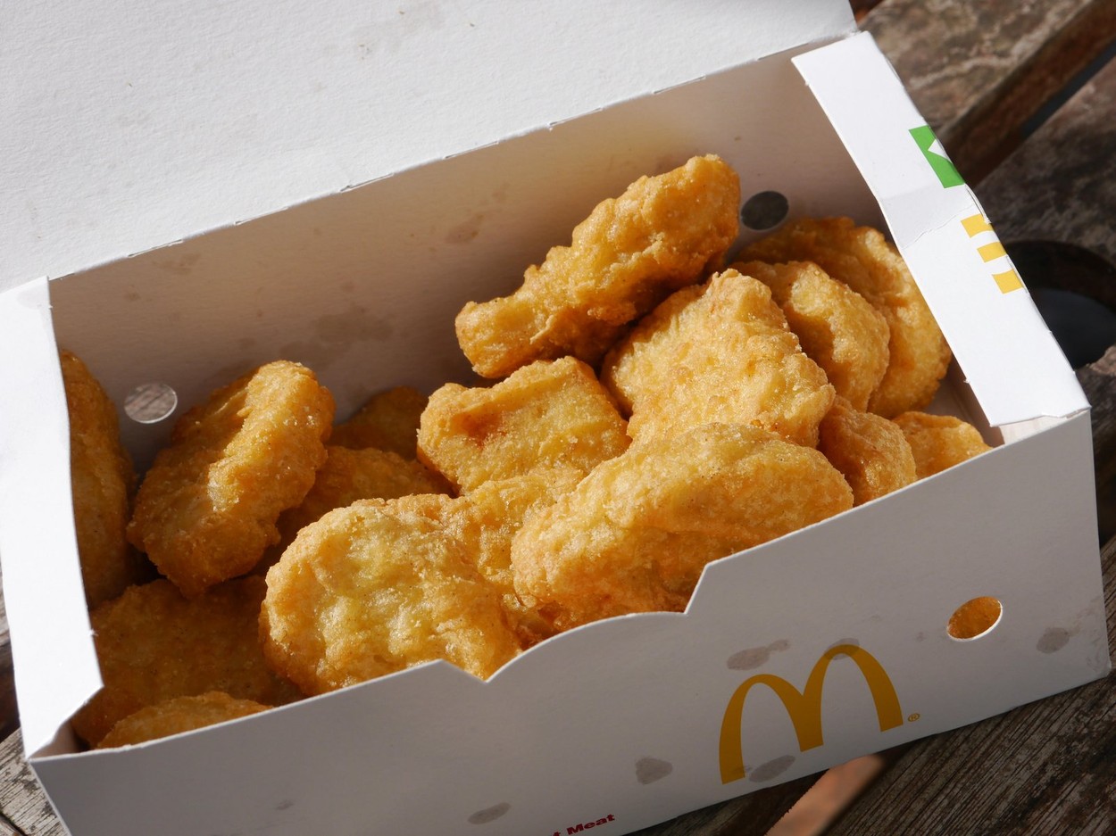 McDonald's trebuie să despăgubească cu 800.000 de dolari o fată de 8 ani care s-a ars pe picior cu un McNugget „periculos de fierbinte”