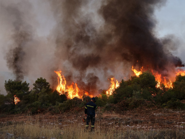 Ποια νησιά της Ελλάδας πλήττονται αυτή τη στιγμή από πυρκαγιές;  Προδιαγραφές EAW για Ρουμάνους τουρίστες στις πληγείσες περιοχές