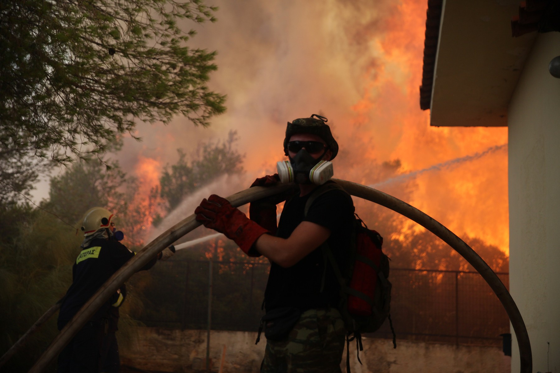 Incendii devastatoare în Grecia. România trimite încă 50 de pompieri salvatori pentru a ajuta la stingerea focului