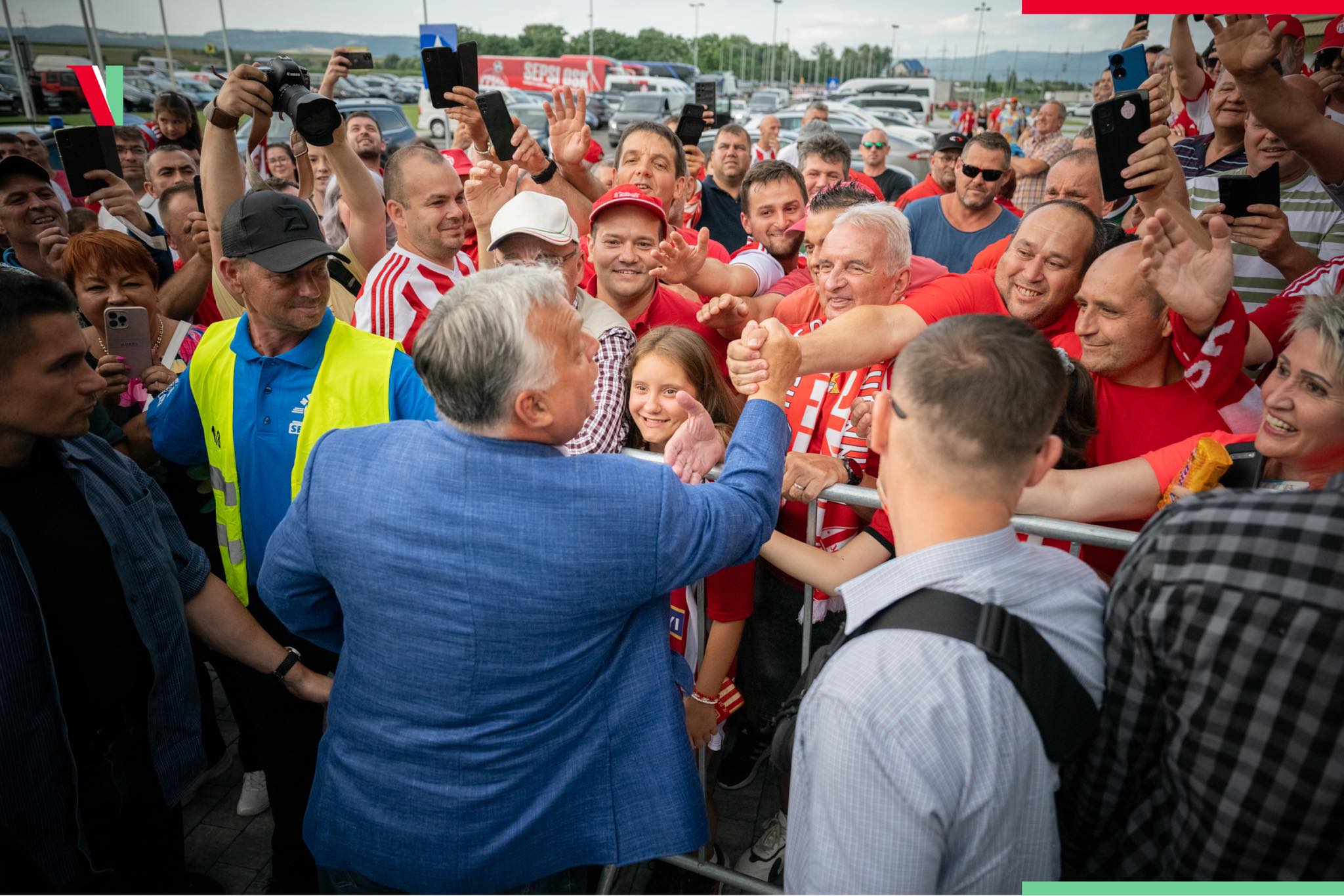 VIDEO Viktor Orban, după meciul câștigat de Sepsi OSK: A fost frumos, băieţi! Premierul Ungariei s-a filmat pe stadion cu echipa