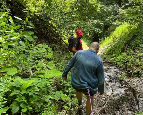 „Era îngrozit”. Un turist epuizat a fost lăsat în pădure de ghidul montan pe care îl plătise. Salvamontiștii au reușit să-l recupereze