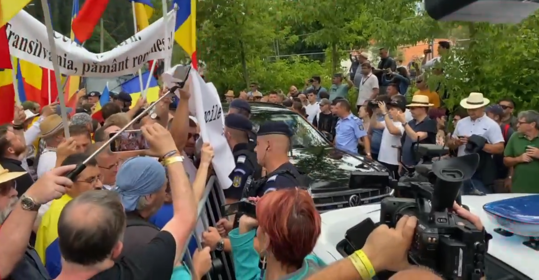 Provocări la Băile Tușnad înainte de discursul lui Orban. „Frăția Ortodoxă” a venit cu steaguri tricolore. A fost oprită de jandarmi