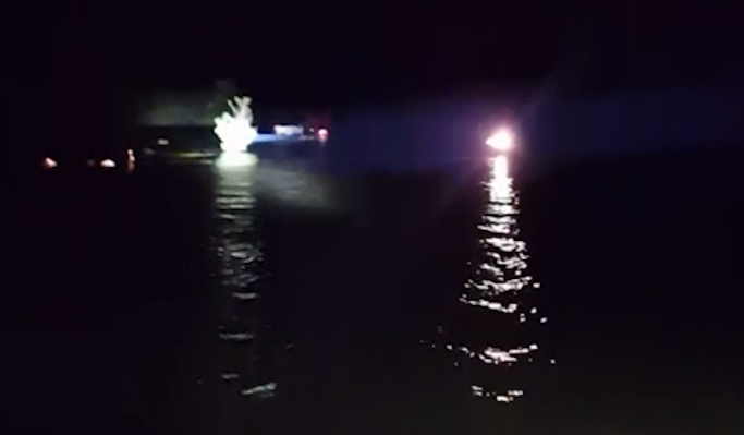 VIDEO. O femeie însărcinată şi un bărbat, salvaţi de poliţiştii de frontieră, după ce barca în care se aflau plutea în derivă pe Dunăre