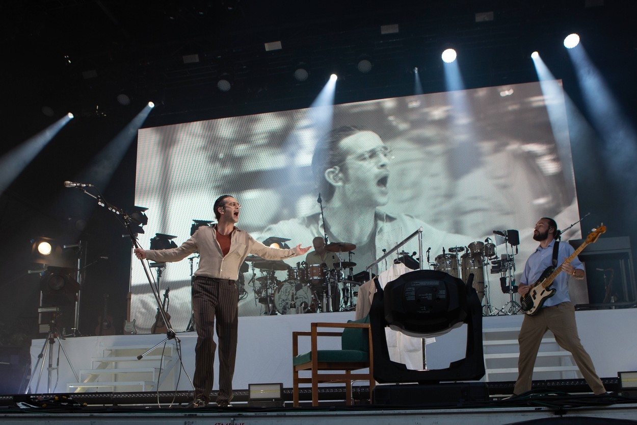 Autorităţile din Malaezia au întrerupt un festival după ce solistul The 1975 a sărutat pe scenă un coleg de trupă