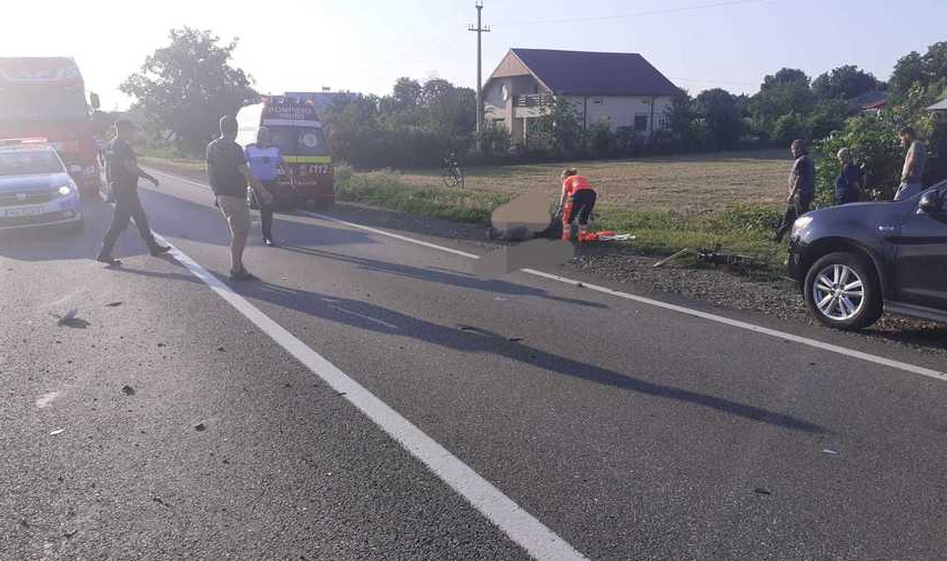 Accident grav: Două femei și un bărbat au murit după ce o motocicletă a lovit o bicicletă pe DN2