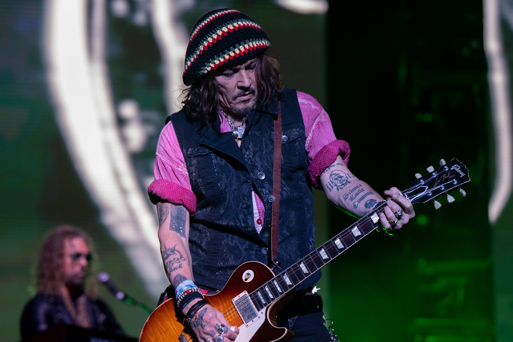 Johnny Depp a fost găsit inconștient într-o cameră de hotel în Budapesta. Trupa lui a anulat două concerte