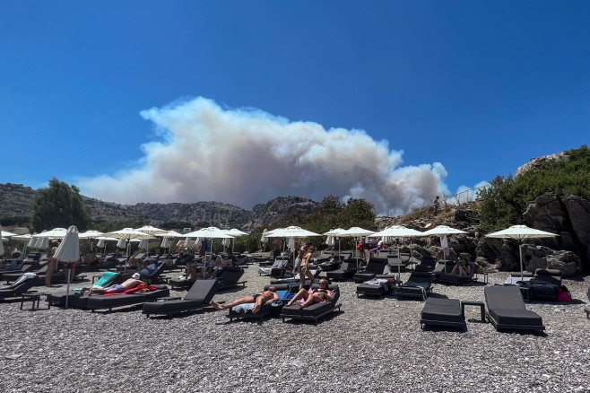 ThousaaIncendii Rodos Greciands Flee Vacation Island of Rhodes As Fires Spread