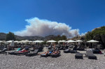 ThousaaIncendii Rodos Greciands Flee Vacation Island of Rhodes As Fires Spread