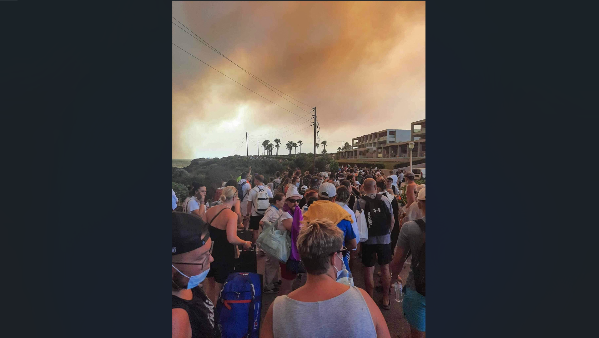 30 de turiști români sunt evacuați din insula Rodos, unde incendiile s-au apropiat de hoteluri