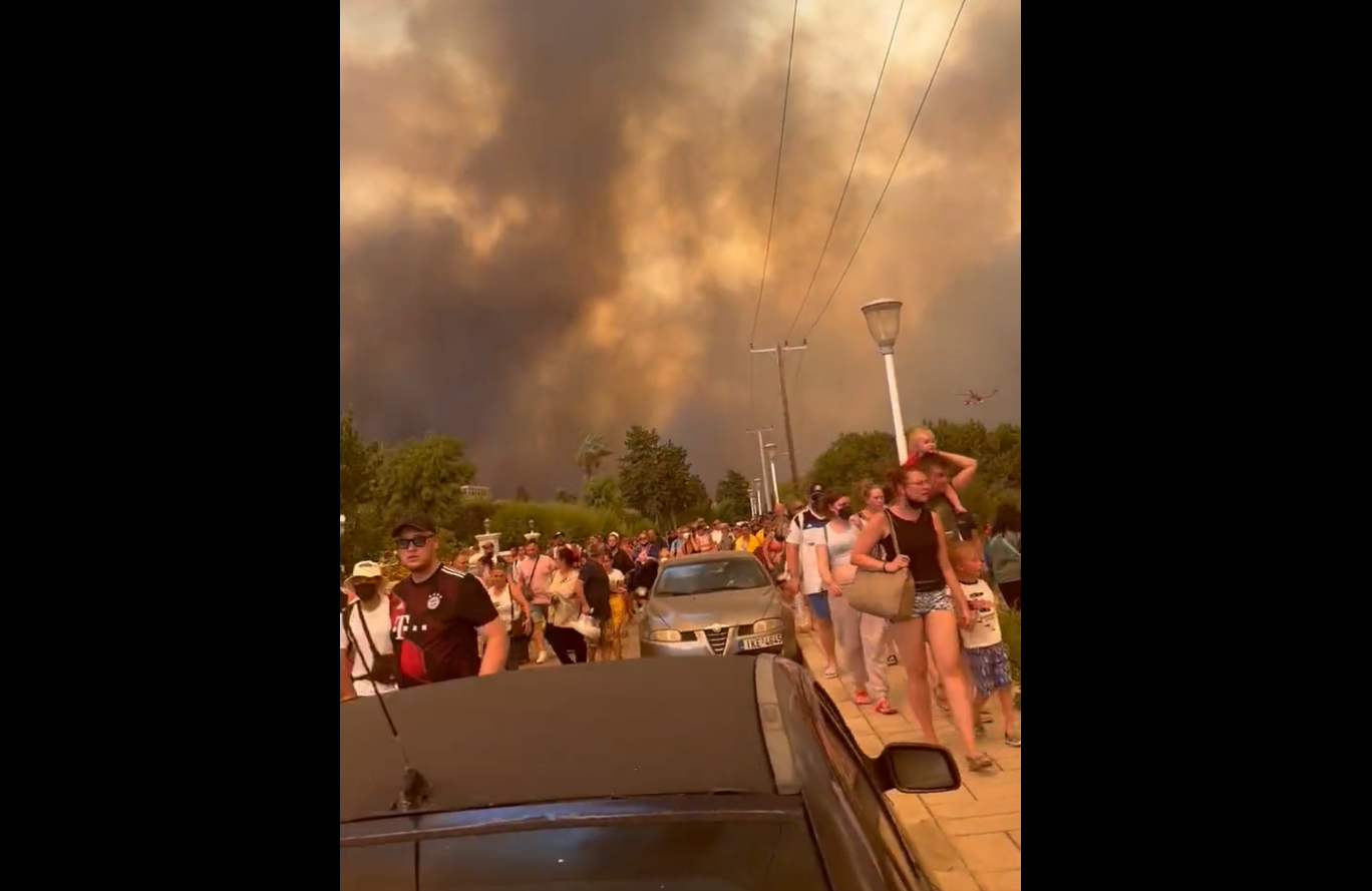 „Înfricoșător, toată lumea voia să urce pe un vaporaș ca să-și salveze copiii”. Mărturiile românilor amenințați de incendiile din Rodos