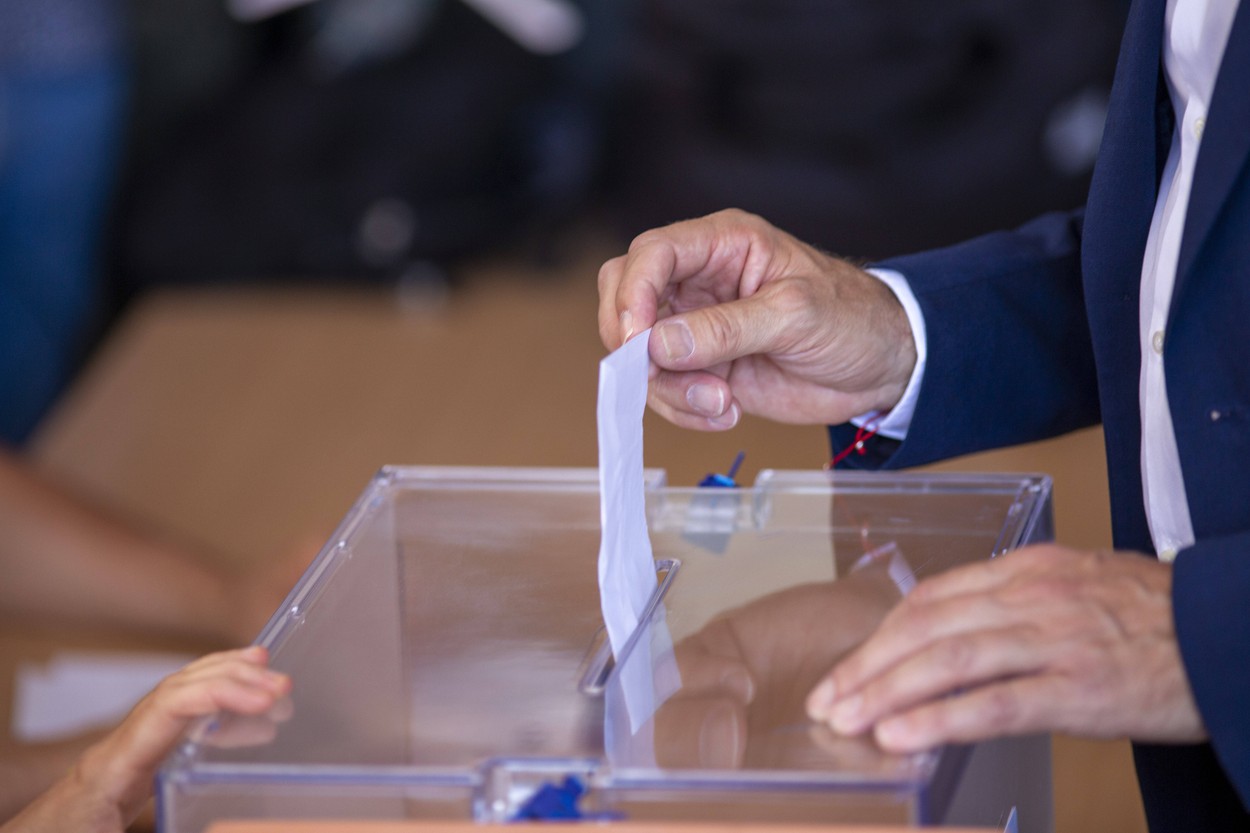 Alegeri în Spania. Partidul Popular pe primul loc, dar nu ajunge la majoritate cu extrema dreaptă. Sanchez ar putea rămâne la putere