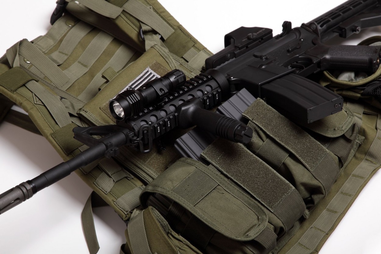 CNN: Infractori, luptători voluntari şi traficanţi de arme din Ucraina au furat anul trecut arme şi echipamente furnizate de Occident