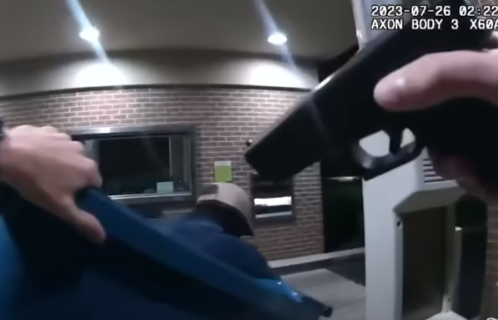 VIDEO Momentul în care un hoț urmărit de poliție cade prin acoperiș și aterizează într-un coș de gunoi