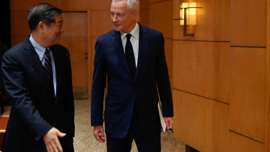 Ministrul francez al Economiei, Bruno Le Maire, și vicepremierul chinez He Lifeng.