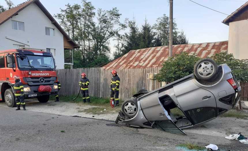 O maşină s-a răsturnat şi a rupt o ţeavă de alimentare cu gaze, într-o localitate din Vâlcea