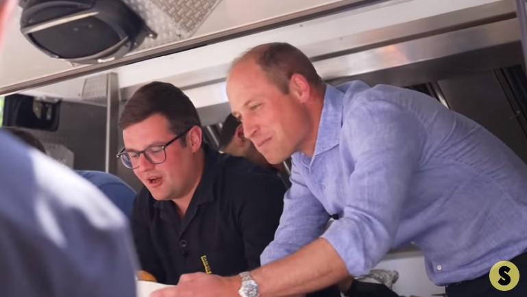 Surpriză de proporții pentru clienții unui food truck cu burgeri, din Londra: i-a servit chiar prințul William