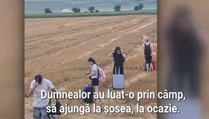 VIDEO. Tren blocat în câmp: Călătorii și-au luat bagajele și au pornit pe câmp spre Drumul european E85