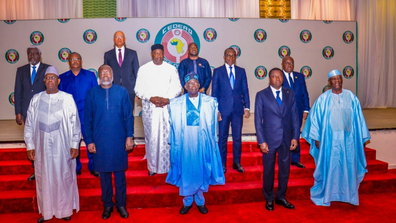 Liderii țărilor vest-africane la o reuniune a ECOWAS