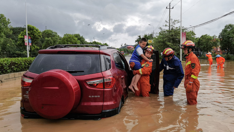 salvatorii chinezi în ape după inundațiile produse de taifunul Doksuri
