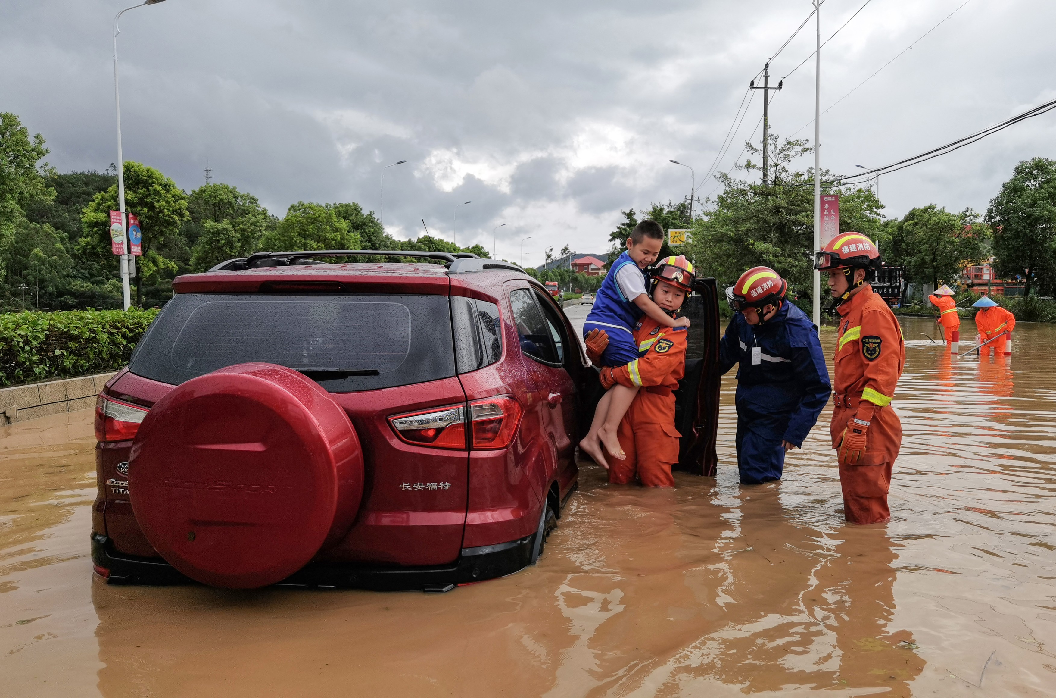 Chinezii fug din calea fenomenelor meteo extreme. Taifunul Doksuri face ravagii, iar taifunul Khanun se apropie amenințător