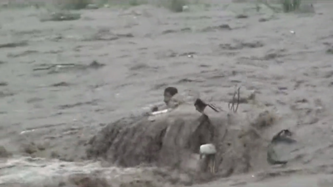 Imagini dramatice în China. Mașini luate de ape, oameni salvați în ultima clipă. Cel puțin doi morți în Beijing