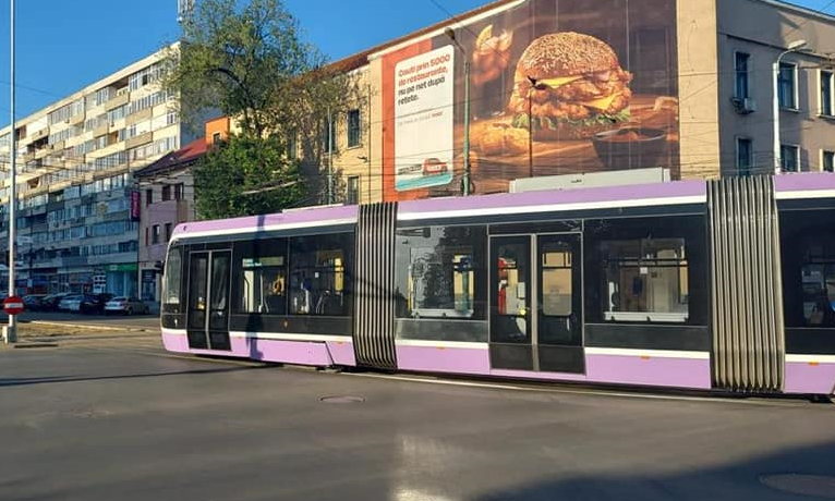 O femeie a fost rănită, după ce o bară de susţinere s-a desprins într-un tramvai nou, la Timişoara