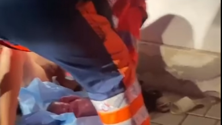 Mama tinerei care a născut pe trotuar, la Urziceni: Asistenta nu s-a uitat la ea. Ne-a spus să ieșim la poartă, să așteptăm ambulanța