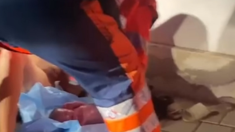 Reacție revoltătoare a primarului din Urziceni despre femeia care a născut pe trotuar: Săraca, nu știe de capul ei
